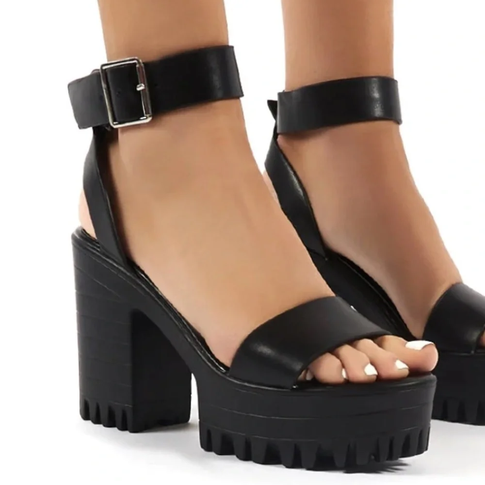 Public Desire AVENUE BLACK CLEATED SOLE PLATFORM BLOCK HIGH HEELS Black - Picture 1 of 10